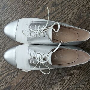 SHOES Of PREY Elegant Silver and White Flats with Metallic Toe Cap, Size 39